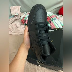 Air Jordan 1 mids triple black